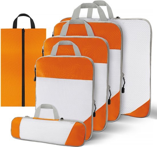 Vijf oranje en witte packing cubes, waaronder een schoenenzak, op een witte achtergrond.