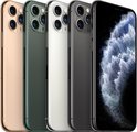 Vier iPhones in de kleuren goud, groen, zilver en donkergrijs, met abstracte achtergrond.