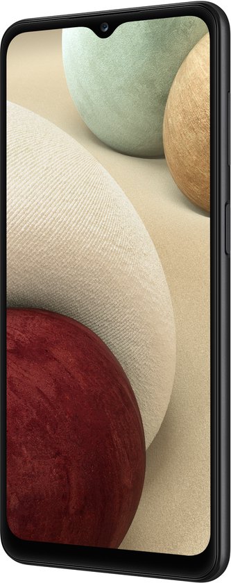 Voorkant van een zwarte Samsung Galaxy A12 met druppelvormige inkeping voor de camera.