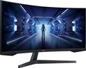 Gebogen Samsung monitor met een astronaut in een futuristische gang.