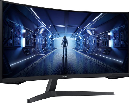 Gebogen Samsung monitor met een astronaut in een futuristische gang.