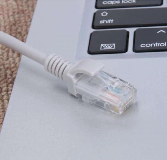 Transparante RJ45-connector van een grijze ethernetkabel, op een laptop toetsenbord.