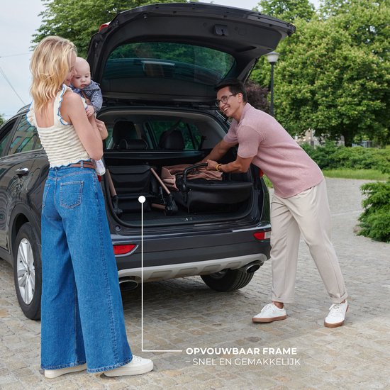 Man en vrouw laden een opvouwbaar kinderwagenframe in een auto.