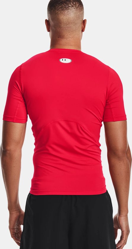 Man met rood sportshirt van Under Armour, korte mouwen, logo op rug.