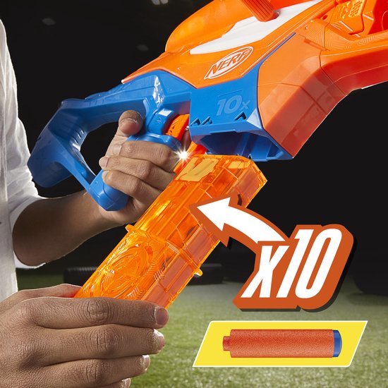 Hand laadt een oranje dart in een oranje en blauwe Nerf N-Series Pinpoint blaster met 10x magazijn.