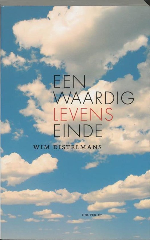 Boek 'Een waardig levenseinde' met tekst op een achtergrond van blauwe lucht met wolken.