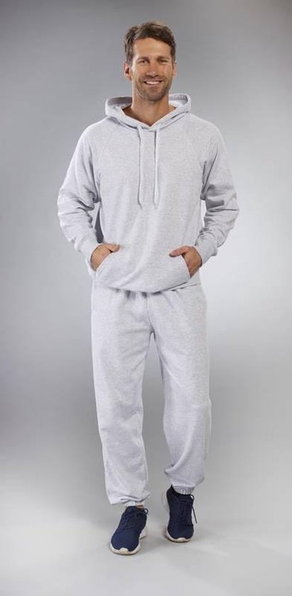 Man draagt een lichtgrijze hoodie met capuchon en een lichtgrijze joggingbroek.