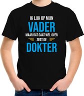 Ik lijk op mijn vader maar dat gaat wel over zegt de dokter cadeau t-shirt zwart voor kinderen - unisex - jongens / meisjes XL (158-164)