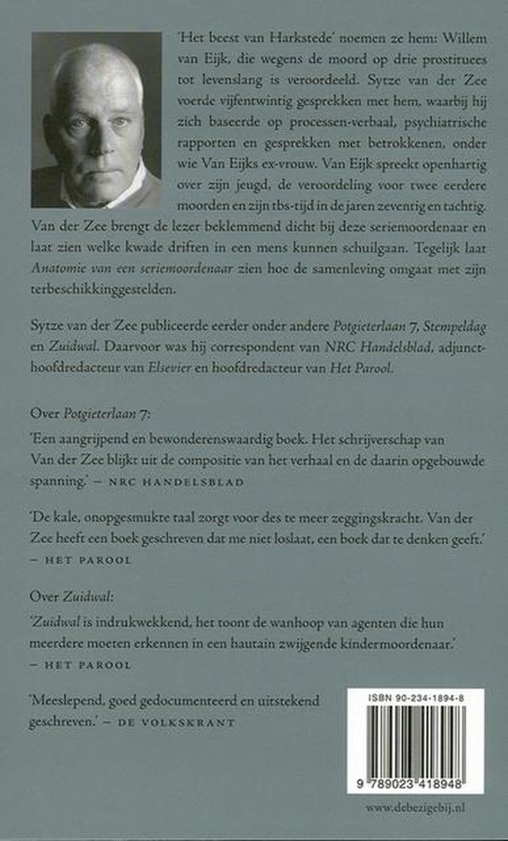 Achterkant van het boek 'Anatomie van een seriemoordenaar' met een portret van Sytze van der Zee en tekstuele beschrijvingen.