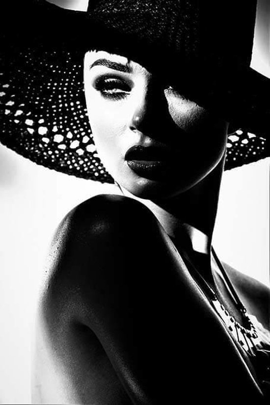 Art photographique | Peinture - Visages de personnes Noir-Blanc - Femme au  chapeau -... | bol.com