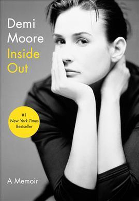 Boek "Inside Out" van Demi Moore, een memoires. Zwart-wit portret van Demi Moore met gele tekst.