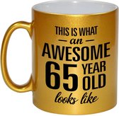This is what an awesome 65 year old looks like cadeau gouden mok / beker - 330 ml - verjaardag - kado koffiemok / theebeker