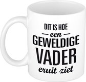 Dit is hoe een geweldige vader eruitziet cadeau koffiemok / theebeker - wit - 300 ml - verjaardag / Vaderdag - cadeau tekstmokken