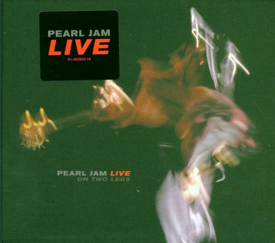 Albumhoes Pearl Jam Live On Two Legs met bewegend, wazig beeld van een persoon in het midden op een groene achtergrond en tekst "Pearl Jam Live On Two Legs".