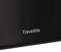 Close-up van het 'Travellife' logo op een zwarte koelbox.