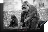 KitchenYeah® Inductie beschermer 80.2x52.2 cm - Een grote Gorilla met zijn baby - zwart wit - Kookplaataccessoires - Afdekplaat voor kookplaat - Inductiebeschermer - Inductiemat - Inductieplaat mat