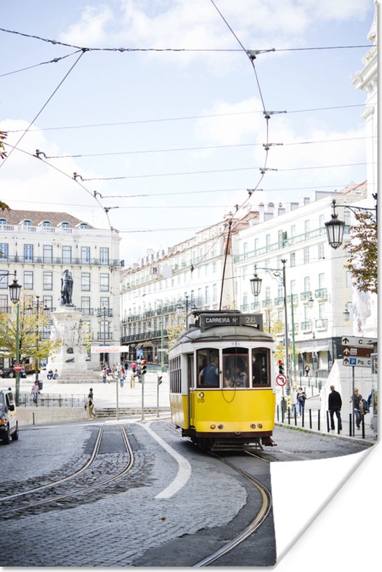 Poster Een gele tram met een kabelbaan rijdt door Lissabon - 20x30 cm