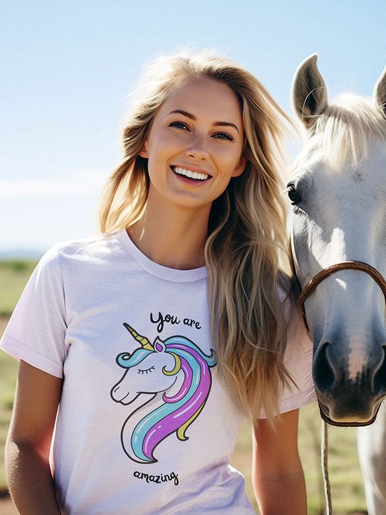 Shirt - You are amazing - Wurban Wear | Grappig shirt | Leuk cadeau | Unisex tshirt | Unicorn | Eenhoorn | Sprookjeswonderland | Regenboog | Dieren | Zoekwoord | Wit