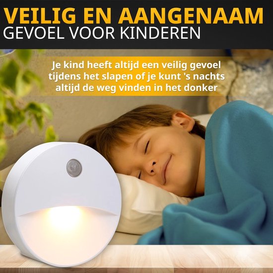 Un enfant endormi sous une couverture bleue, avec une veilleuse LED blanche au premier plan. Texte "VEILIG EN AANGENAAM GEVOEL VOOR KINDEREN".