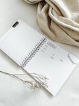 Open boek met tekst 'GEBOREN!'. Velden voor naam, datum, lengte, gewicht en plaats. Linkerpagina met stippellijn en tekst 'Mijn eerste jaar'.