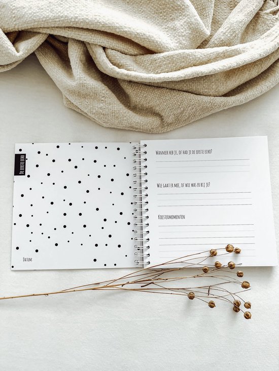 Open boek met een pagina met stippenpatroon en een pagina met lege regels. Tekst: 'Wanneer heb je, of had je de eerste echo?', 'Wie gaat er mee, of wie was er bij?', 'Koestermomenten.'