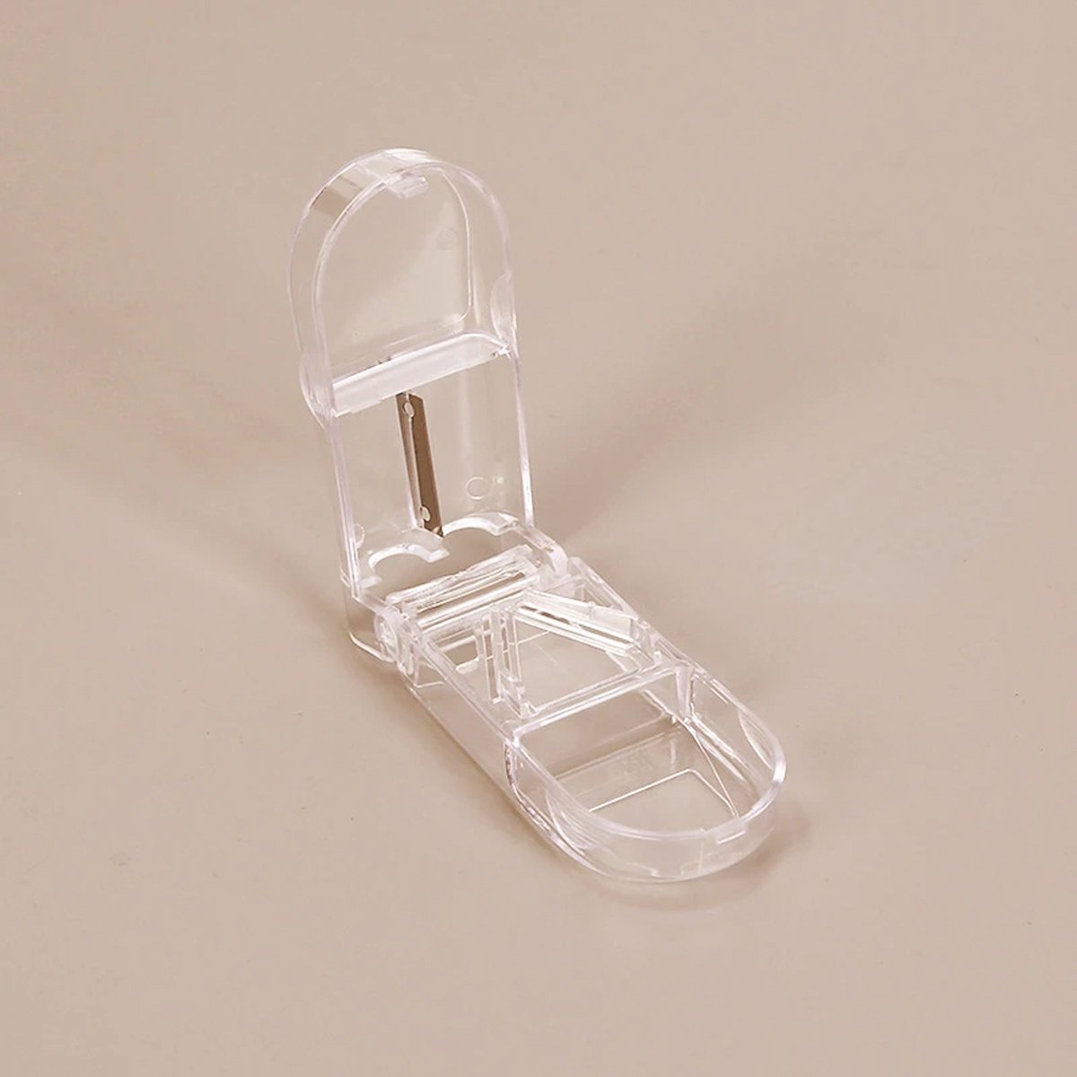 Goedkoopste DW4Trading Pillen en Medicijnen Snijder Transparant - Splitter - Pillendoos met Mesje - 9x4x2,5 cm