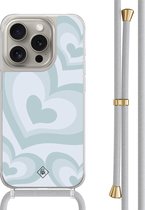 Casimoda® hoesje met grijs koord - Geschikt voor iPhone 15 Pro - Hart Swirl Blauw - Afneembaar koord - TPU/polycarbonaat - Blauw