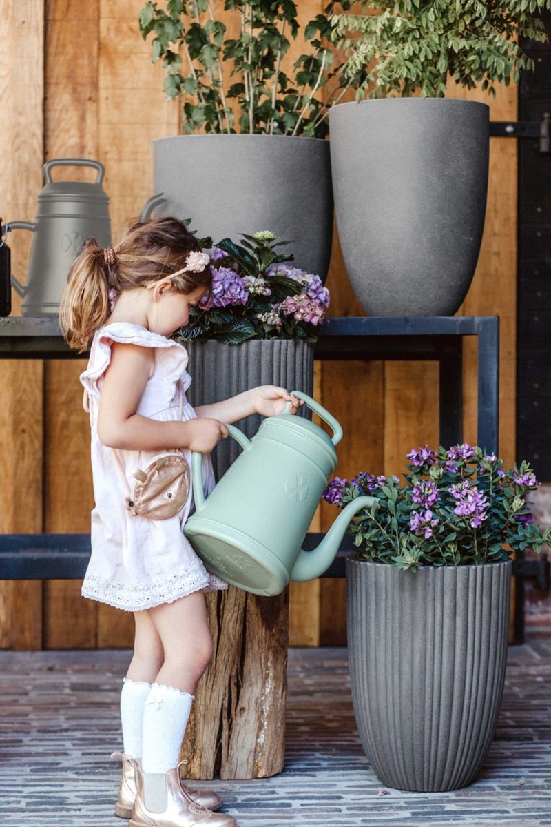 Dit leuke ontwerp en mega planten gieter is een tuin cadeau dat velen mooi zullen vinden