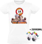 Hoera 18 jaar! Het is feest Dames T-shirt + Happy birthday bril - verjaardag - jarig - 18e verjaardag - oma - wijn - grappig