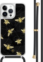 Casimoda® hoesje met zwart koord - Geschikt voor iPhone 13 Pro Max - Bee Happy - Afneembaar koord - TPU/polycarbonaat - Zwart