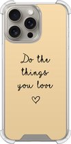 Shockproof hoesje - Geschikt voor iPhone 15 Pro Max - Do the things with love - Extra sterke case - TPU/polycarbonaat - Tekst - Geel, Transparant