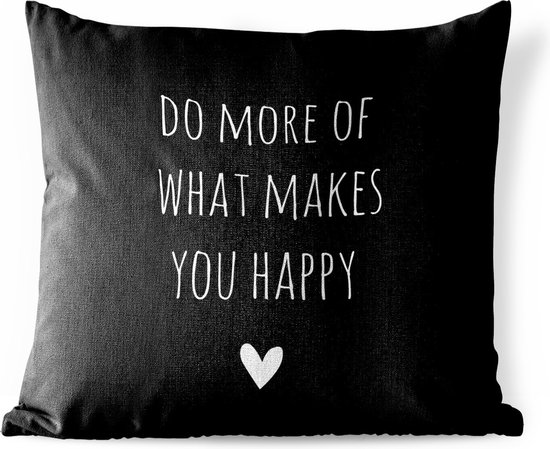 Buitenkussen - Engelse quote "Do more of what makes you happy" met een hartje tegen een zwarte achtergrond - 45x45 cm - Weerbestendig