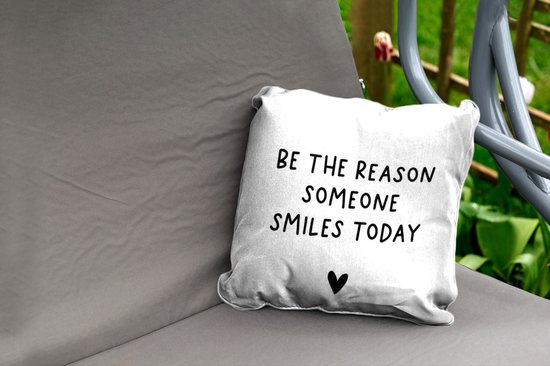 Coussin de jardin - Citation anglaise « Soyez la raison pour laquelle quelqu'un sourit aujourd'hui » avec un cœur sur fond blanc - 40x40 cm - Résistant aux intempéries