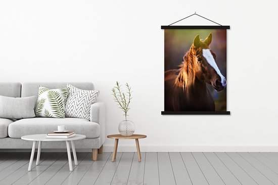 Bruin paard met witte bles, gedetailleerd portret, in zacht licht. Hangt in een woonkamer boven een grijze bank.