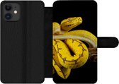 Bookcase Geschikt voor iPhone 12 Pro Max telefoonhoesje - Slang - Tak - Geel - Met vakjes - Wallet case met magneetsluiting