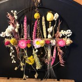 Hangende droogbloemenkrans met fleurige droogbloemen -ring met droogbloemen - droogbloemen - decoratie - cadeau - boeket - bloemen - krans - bloemenkrans - interieur - woondecoratie
