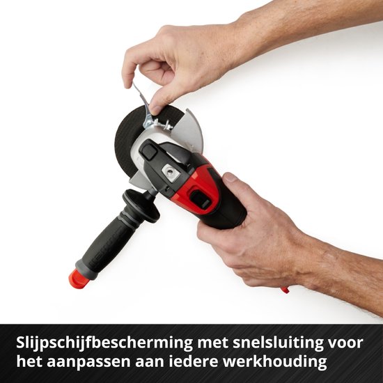 Handen bevestigen de slijpbescherming met snelsluiting aan de haakse slijper.