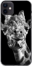 Geschikt voor iPhone 12 mini hoesje - Giraffe tegen zwarte achtergrond in zwart-wit - Siliconen Telefoonhoesje