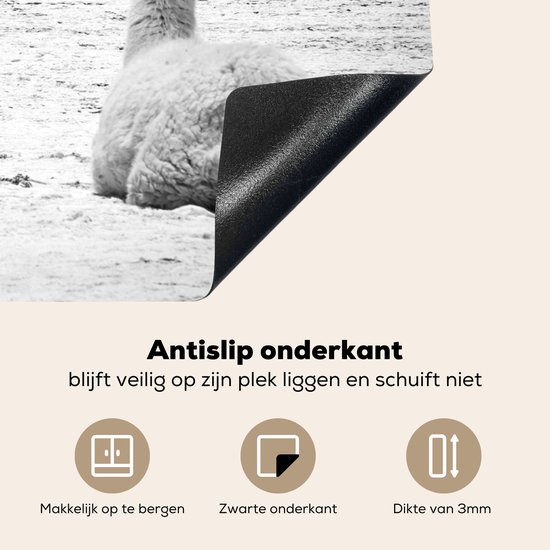 KitchenYeah® Inductie beschermer 76x51.5 cm - Rustende lama's op een zand vlakte - zwart wit - Kookplaataccessoires - Afdekplaat voor kookplaat - Inductiebeschermer - Inductiemat - Inductieplaat mat