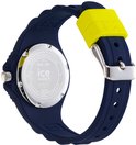 Achterkant donkerblauw horloge met zilverkleurige gesp en gele bandhouder.