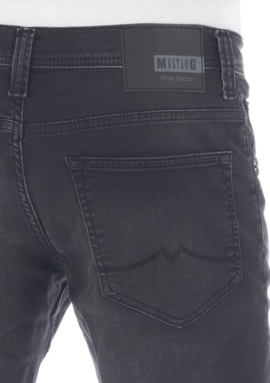 Achterkant van een grijze denim short met Mustang label en sierstiksels.
