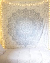 Mandala, kamerdecoratie, wit zilver wanddoek, Boho wanddecoratie, muuropknoping psychedelisch 132x208 cms. Mandala, kamerdecoratie, wit zilver wanddoek, Boho wanddecoratie, muuropknoping psychedelisch 132x208 cm.