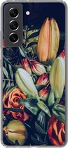 Geschikt voor Samsung Galaxy S21 FE hoesje - Boeket - Stilleven - Bloemen - Planten - Rood - Siliconen Telefoonhoesje