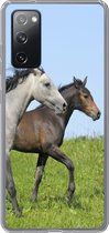 Geschikt voor Samsung Galaxy S20 FE hoesje - Paarden - Dieren - Gras - Siliconen Telefoonhoesje