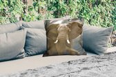 Buitenkussen Weerbestendig - Afrikaanse olifant tegen de donkere wolken - 50x50 cm