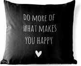 Tuinkussen - Engelse quote "Do more of what makes you happy" met een hartje tegen een zwarte achtergrond - 40x40 cm - Weerbestendig