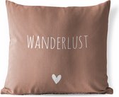 Buitenkussen - Engelse quote "Wanderlust" met een hartje tegen een bruine achtergrond - 45x45 cm - Weerbestendig