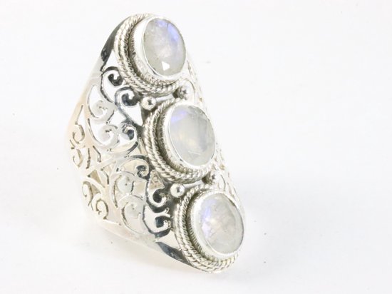 Langwerpige opengewerkte zilveren ring met regenboog maansteen - maat 20