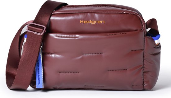 Bordeauxrode Hedgren schoudertas van glanzend materiaal met horizontale stiksels en een ritsvak.