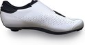Witte fietsschoen met zwarte accenten en perforaties.